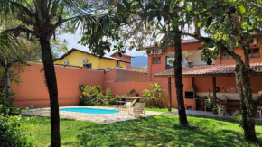 Casa com piscina a 350m da praia em Boiçucanga